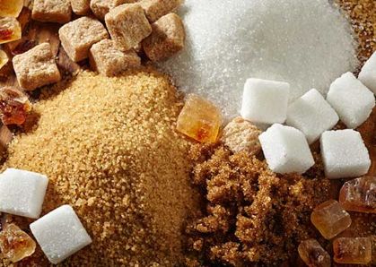 Bild: Brauner und weißer Zucker in verschiedenen Formen
