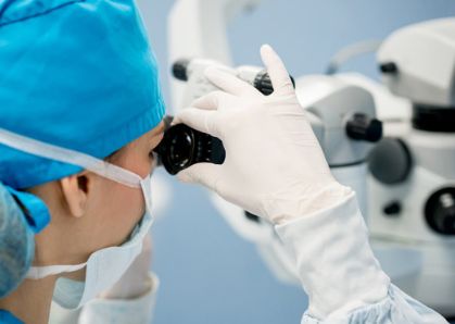 Bild: Chirurgin bei einer Augenoperation