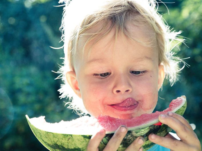 Bild: Kind isst Melone