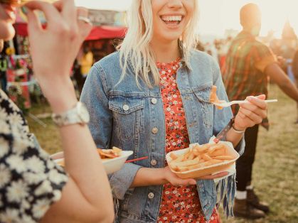 Bild: Festivalbesucher essen Pommes Frites