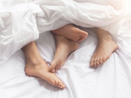 Bild: Füße im Bett