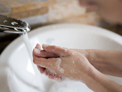 Bild: Eingeseifte Hände über Waschbenken