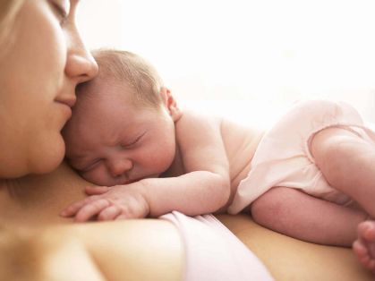 Bild: Mutter mit Neugeborenem