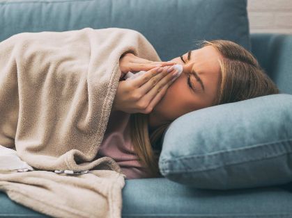Bild: Frau auf dem Sofa mit Erkältung