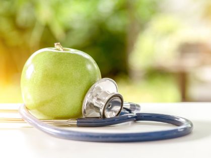 Bild: Stethoskop und Apfel