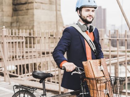 Bild: Mann mit Helm neben Fahrrad