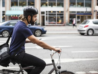 Bild: Fahrradfahrer im Straßenverkehr