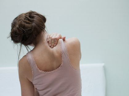 Bild: Frau mit Schmerzen im Nacken