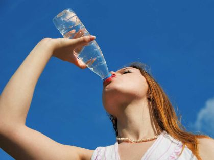 Bild: Frau trinkt Wasser aus der Flasche