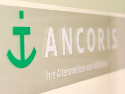 Bild: Logo Ancoris an der Tür