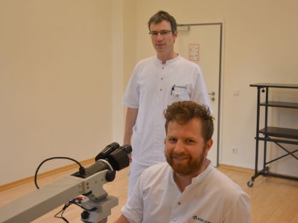 Bild: Marc Wegner und Dr. Marc Schargus am OP-Simulator