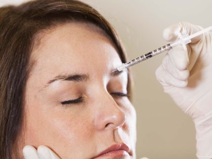 Bild: Frau bekommt Botox in Zornesfalte