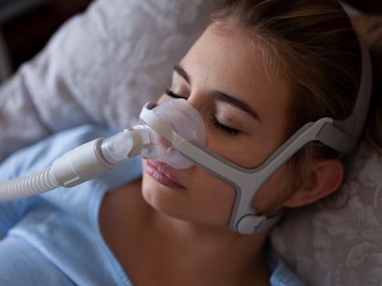 Bild: Frau mit CPAP-Maske
