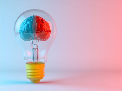 Bild: Glühbirne mit Gehirn in rot und blau