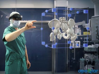 Bild: Prof. Dr. Großterlinden mit der HoloLens-Brille
