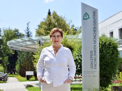 Bild: Sonja Oertl vor der Asklepios Klinik in München-Gauting