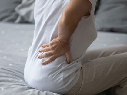 Bild: Frau mit Rückenschmerzen