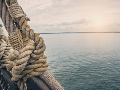Bild: Geknotete Seile auf einem Schiff