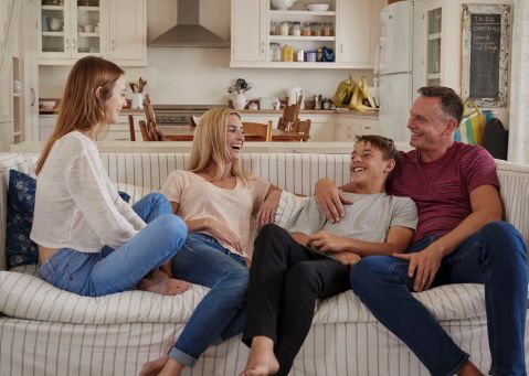 Bild: Familie mit zwei Kindern auf dem Sofa