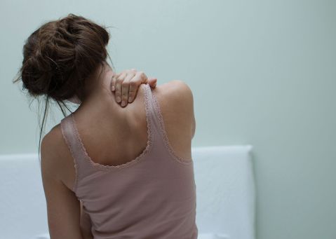 Bild: Frau mit Rückenschmerzen
