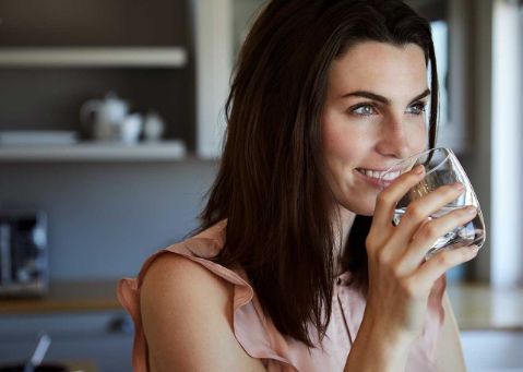 Bild: Frau trinkt ein Glas Wasser