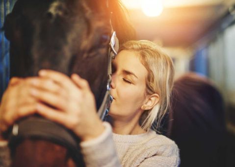 Bild: Junge Frau mit Pferd